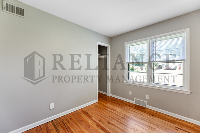 Building Photo - 2340 S Vine St