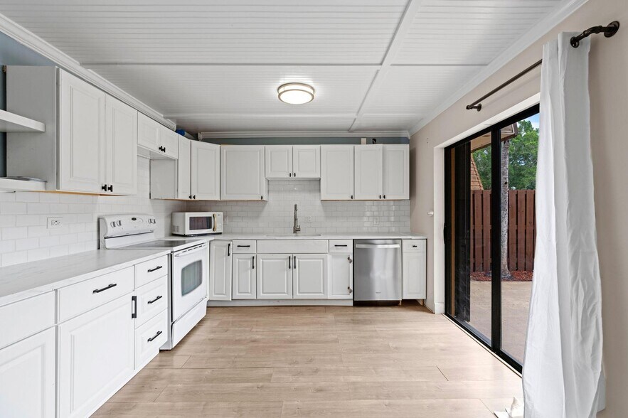 Building Photo - 1405 14th Ln