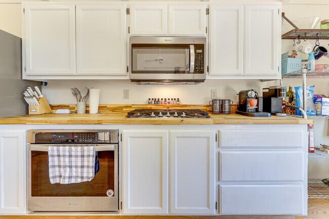 Building Photo - 2820 Greenway Dr