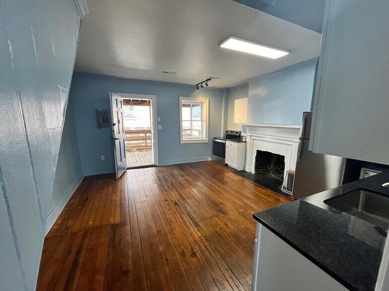 Building Photo - 612 Caroline St