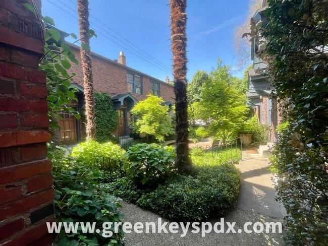 Building Photo - Historic Nob Hill Studio Condo at Patricia Court – Walk to NW 23rd