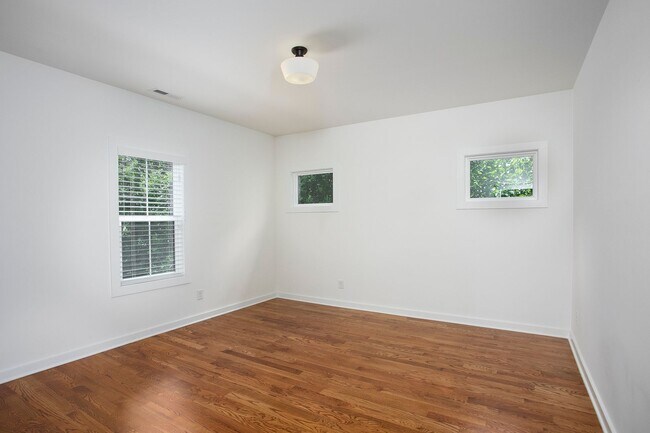 Building Photo - Modern Beauty In Charming Neighborhood!