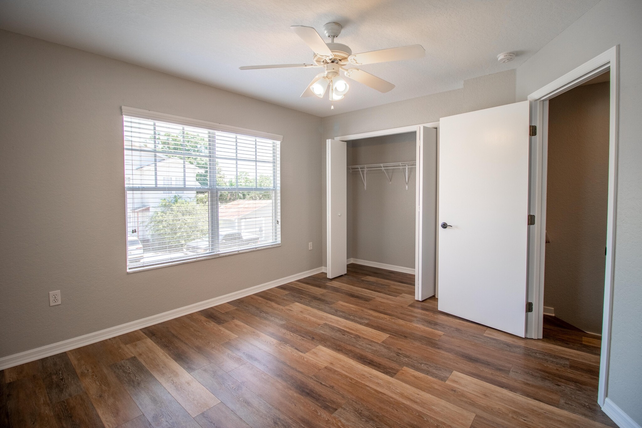 Building Photo - 405 S Lake Ave