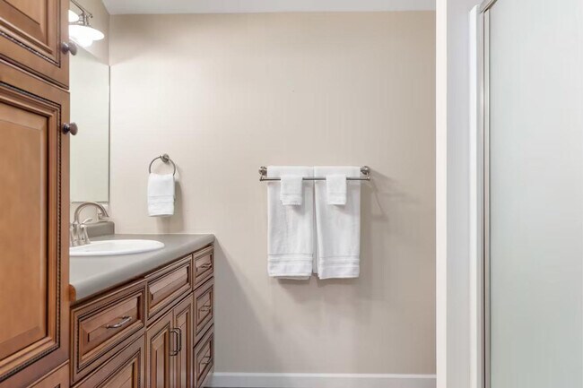 Building Photo - 901 Center St NE