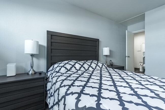 Building Photo - Move-In Ready, Fully Furnished Condo – Prime Strip Location