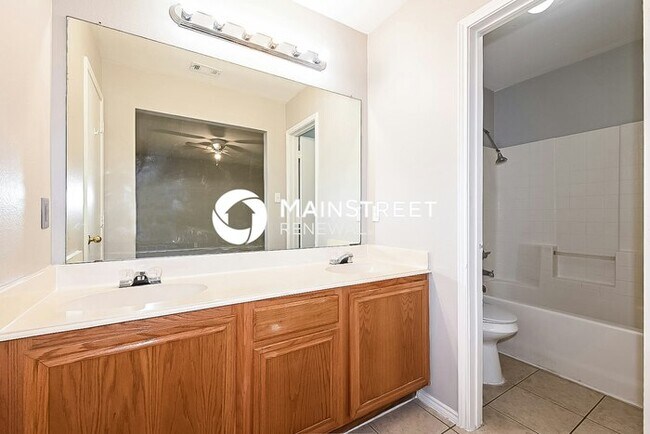 Building Photo - 3 Bedroom Pet-Friendly Home in Dallas, TX with Main Street Renewal