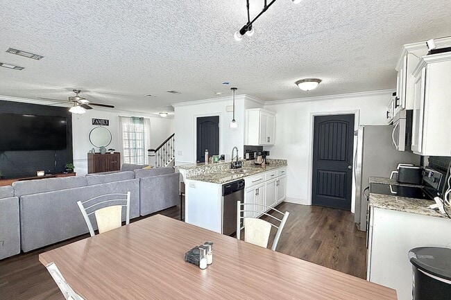 Building Photo - AVAILABLE NOW! (Small Pets Preferred) | $500 RENT CREDIT