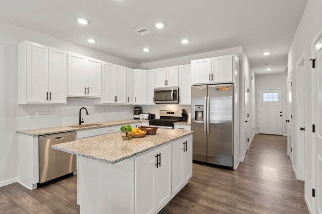 Building Photo - Elegant 3-Bedroom Home in Isaac Court. Available the Second Week of October!