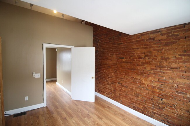 Building Photo - Fabulous Fells Point 1bd+Den/1ba Rowhome w...