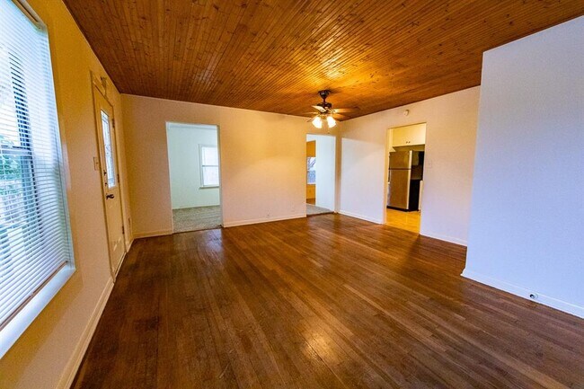 Building Photo - 5515 Roosevelt Ave