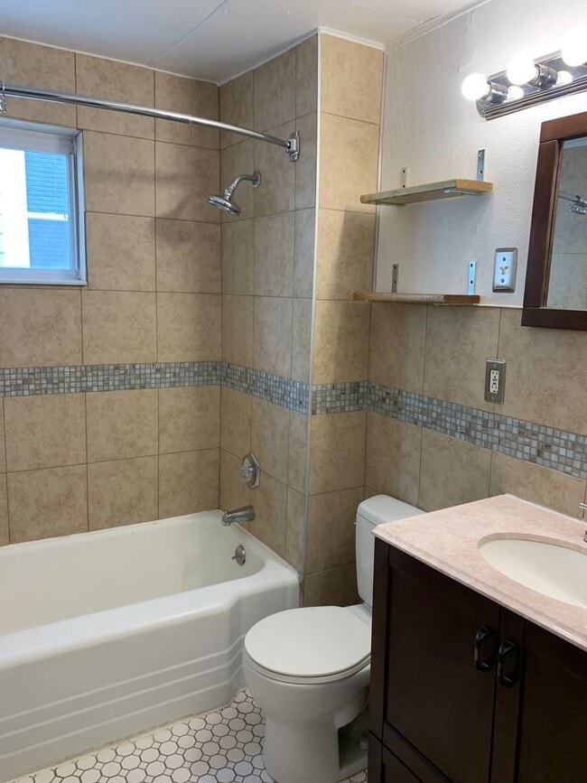 Building Photo - Royal Oak Duplex - Fairgrove