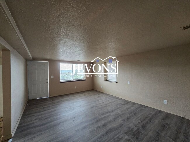 Building Photo - 4210 E Hillcrest Dr