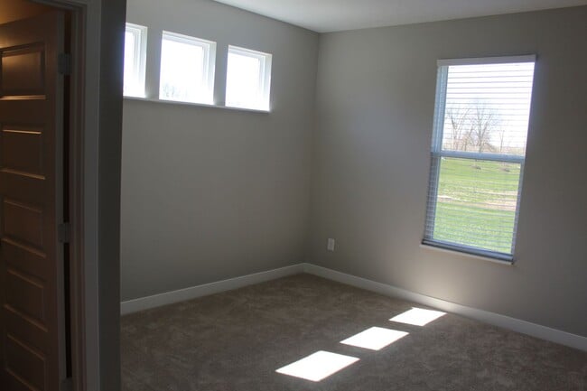 Building Photo - Beautiful Newer 5 BR Home in Brownsburg!