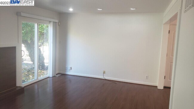 Building Photo - 709 Tamarack Dr
