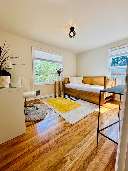 Building Photo - 5258 S Cloverdale Pl