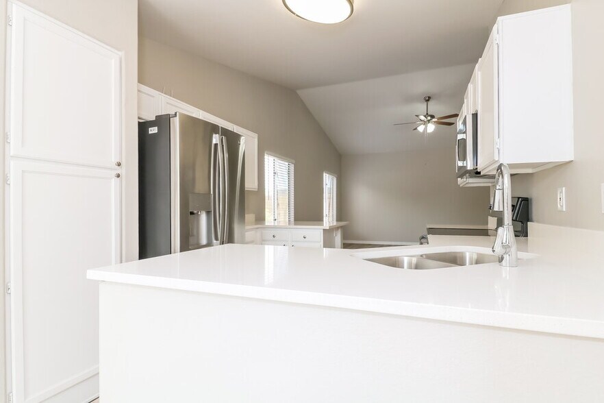 Building Photo - 5537 N 76th Dr