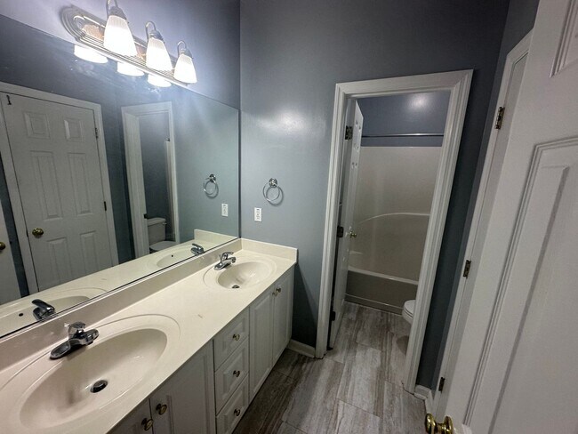 Building Photo - Beautiful 5 BR, 2.5 BA Home in Columbia County!