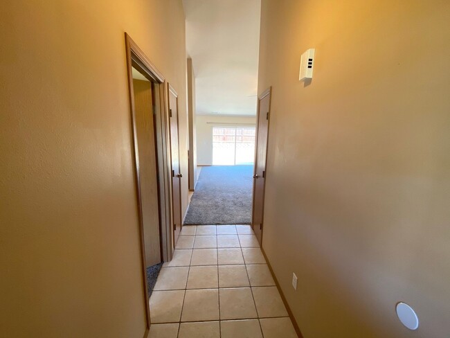 Building Photo - 4 Bed, 2 Bath Home!