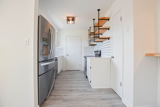 Building Photo - Pet Friendly Three Bedroom!