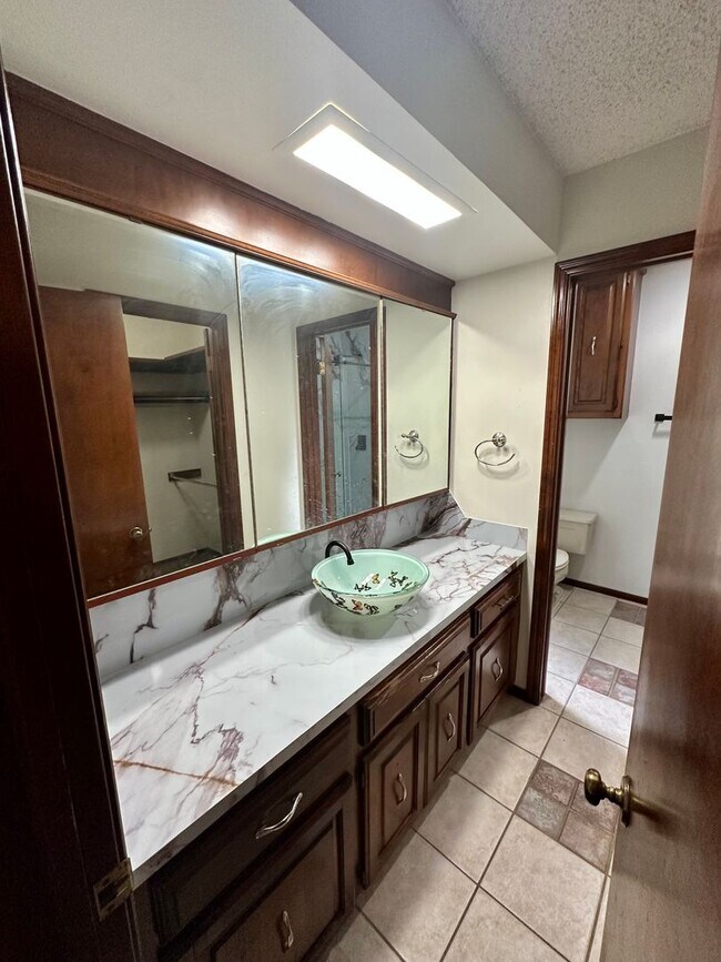 Building Photo - Immaculate major remodeled executive home ...
