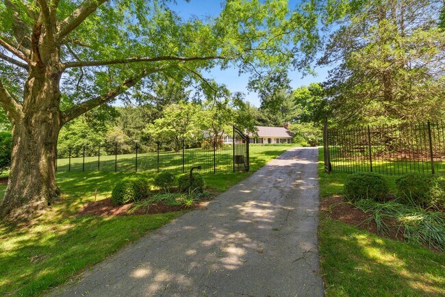Building Photo - 3 Bed 3 Bath - Potomac Falls Rambler - 2 Car Garage