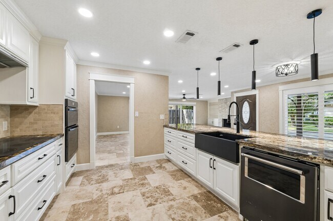 Building Photo - 37 Champions Colony E