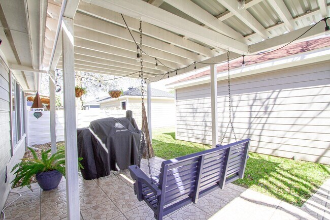 Building Photo - 18730 Atasca Oaks Dr