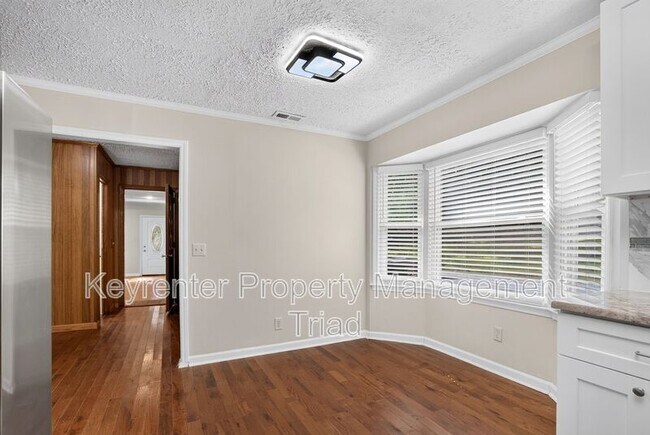 Building Photo - 5108 Lakeshore Ct
