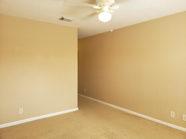 Building Photo - 3027 N Evergreen Cir
