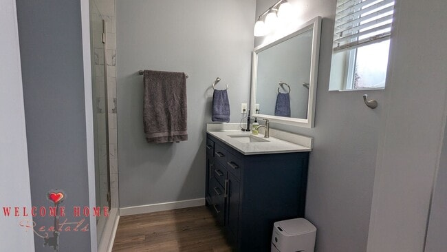 Building Photo - Flowing floorplan, minutes from I-5!!!