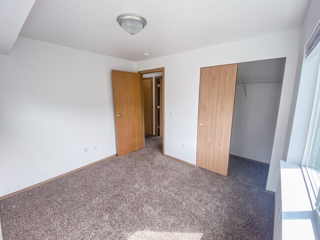 Room 1 - 9010 174th Street Ct E