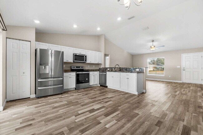 Building Photo - 3BR, 2BA Available Now with Fenced Yard and New Floors, North Marion Oaks