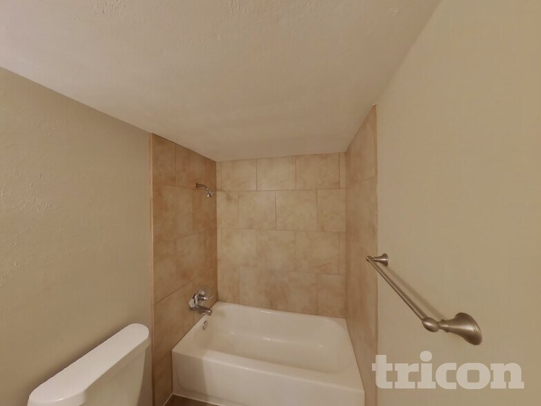 Building Photo - 413 S Willow St