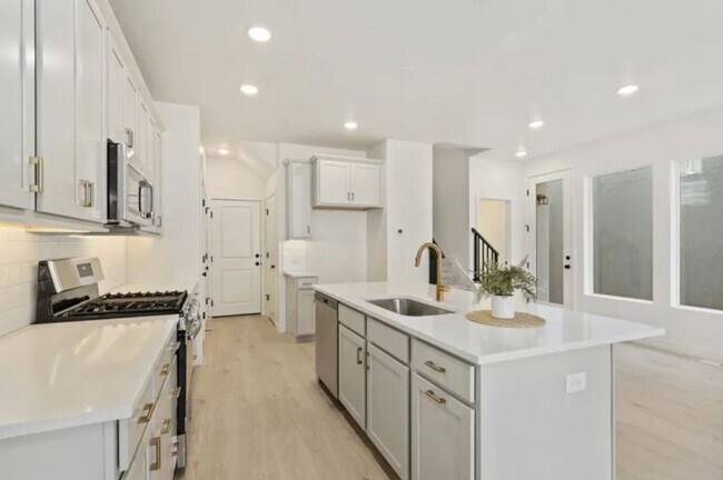 Building Photo - Beautiful 3 Bed 2.5 Bath in Highland!!