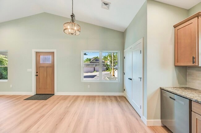 Building Photo - 515 Harrison Ave