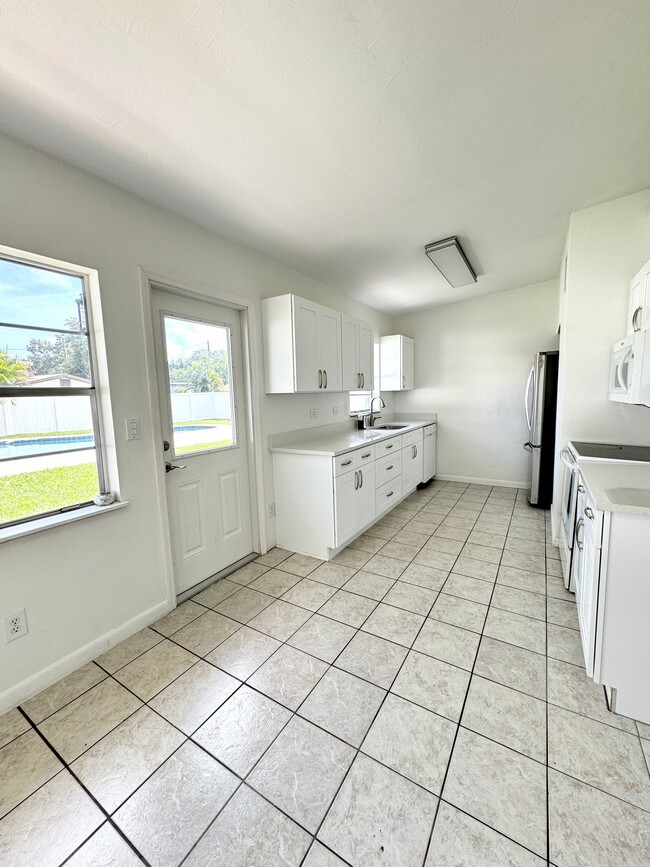 Building Photo - 1515 Sawyerwood Ave