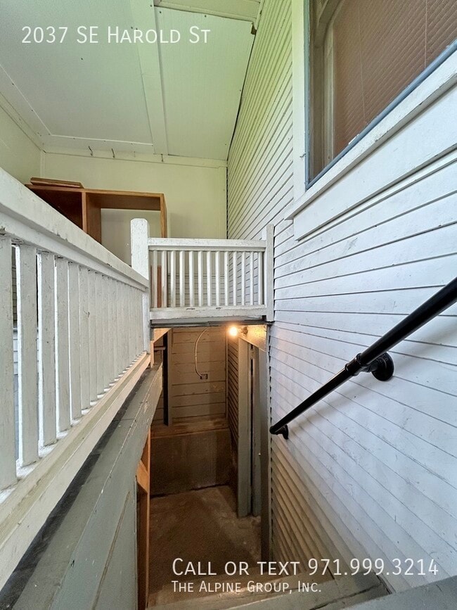 Building Photo - 2037 SE Harold St