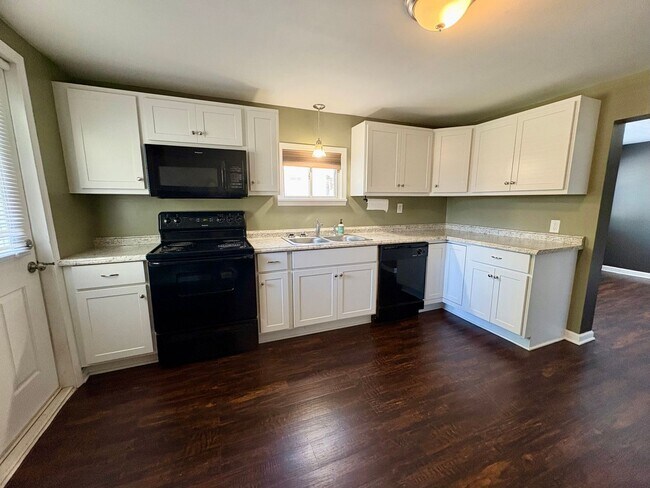 Building Photo - 4 Bedroom 2 Bathroom in Harrisburg!