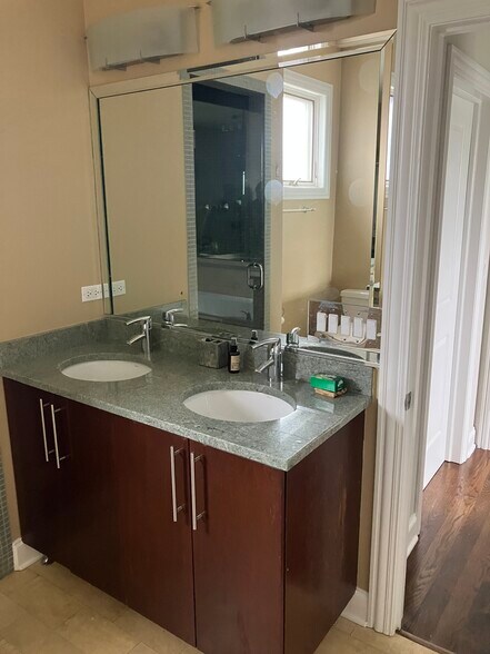 Bathroom - 2325 W Huron St