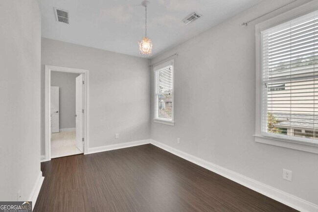 Building Photo - 3245 Lynwood Dr NE