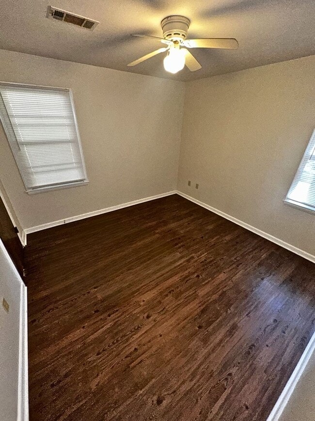 Building Photo - Mesmorizing 3 Bedroom