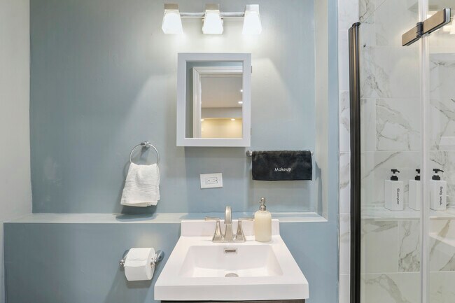 Building Photo - 1356 Larchmont Dr