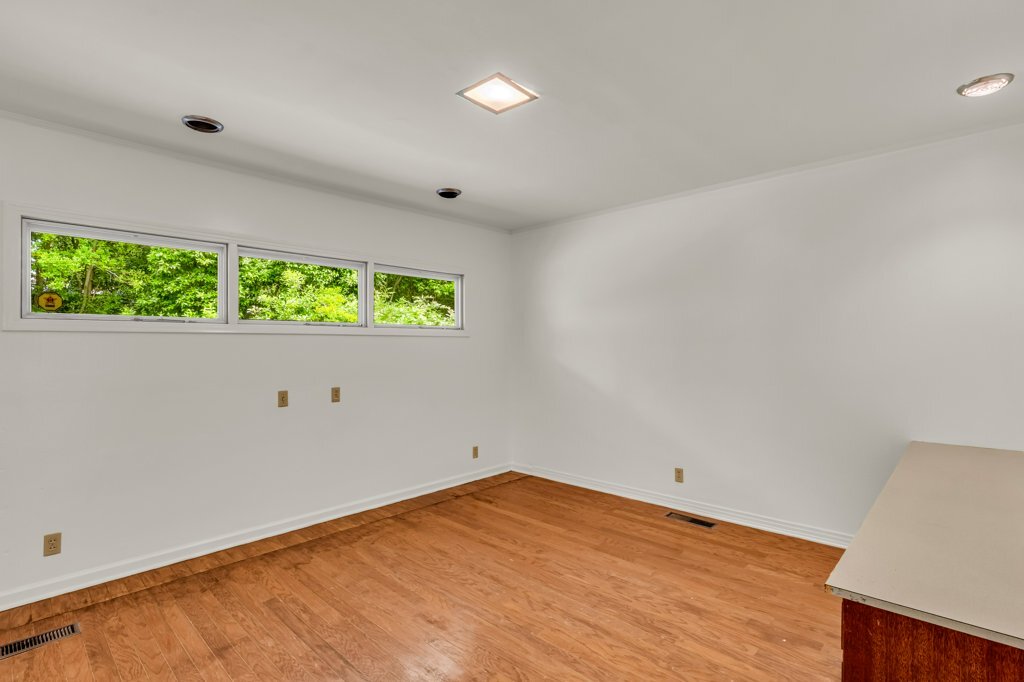 Building Photo - 905 8th Ave N