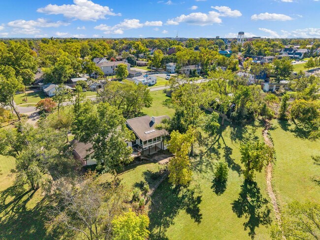 Building Photo - 515 NW D St