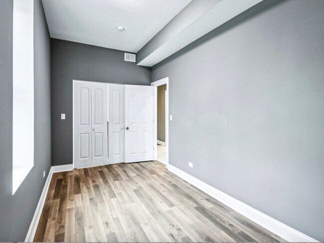 Building Photo - 1806 S Trumbull Ave