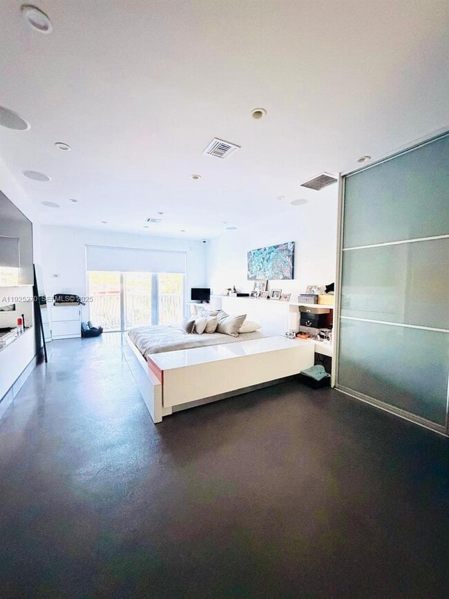 Building Photo - 21025 NE 38th Ave