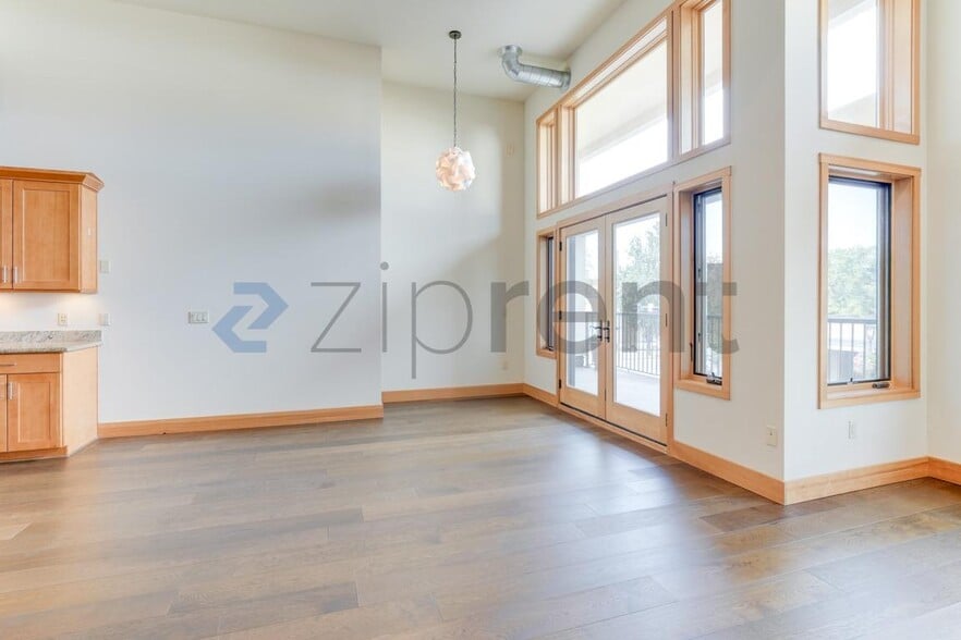 Building Photo - Unit 202