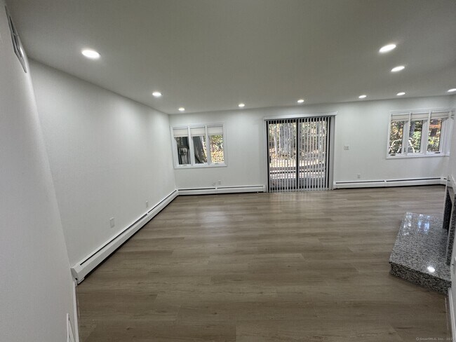 Building Photo - 4 Earls Ct