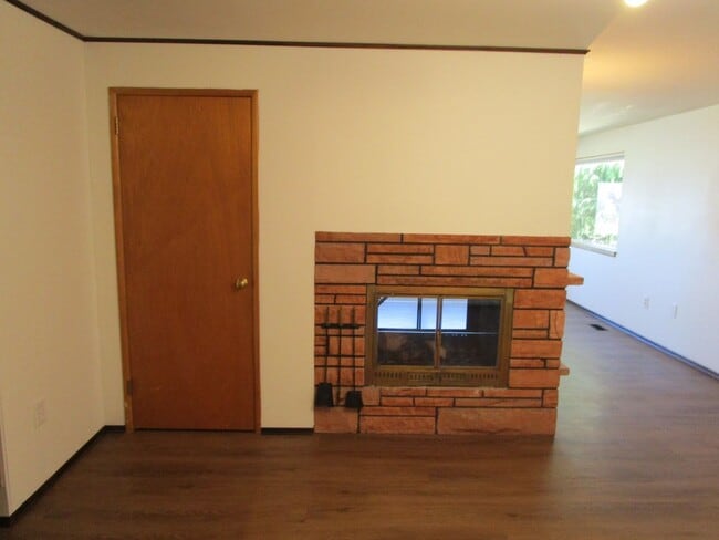 Building Photo - 3001 Oakes Ave
