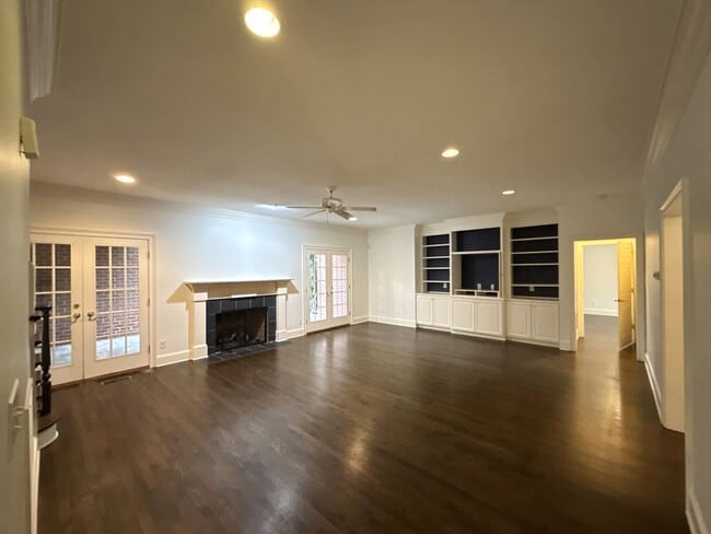 Building Photo - Cotswold Home